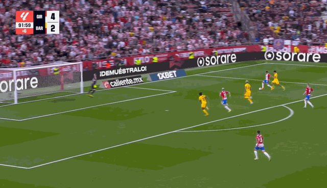 1714847451776032959.gif 门线解围.gif