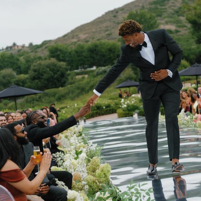 kaiyun-剪不断的友谊！斯马特大婚塔图姆布朗出席