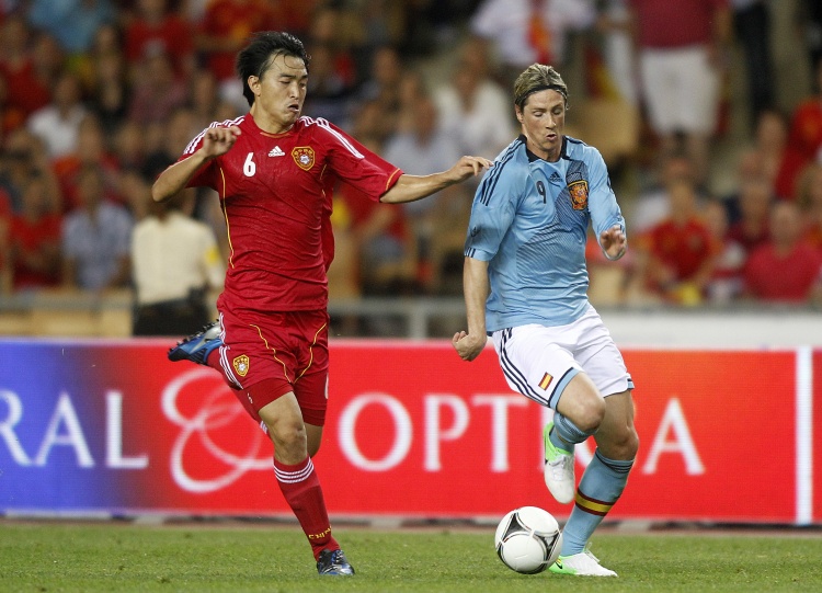 开云体育-14年前国足0-1西班牙！当时阵容：卡西、哈维出战，郑智等人先发